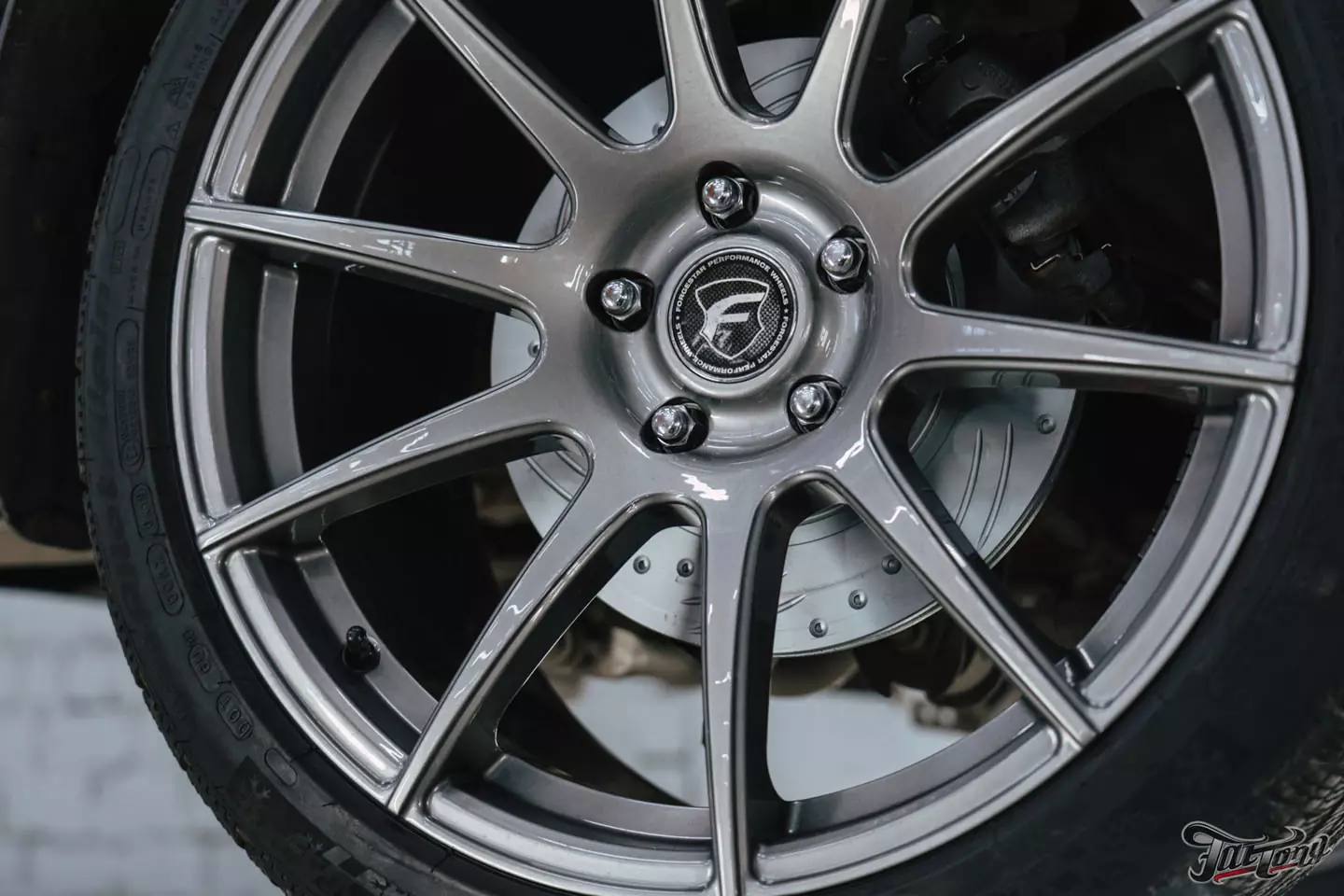 Техническое обслуживание Ford Mustang, установка усиленной тормозной системы, окрас и керамика дисков